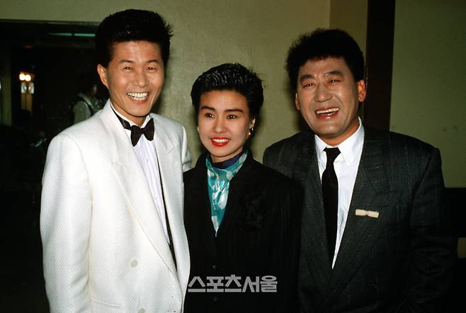 제2회 서울가요대상 대상 수상자인 태진아(왼쪽부터)와 본상 수상자인 김지애, 故 현철. 사진 | 스포츠서울DB
