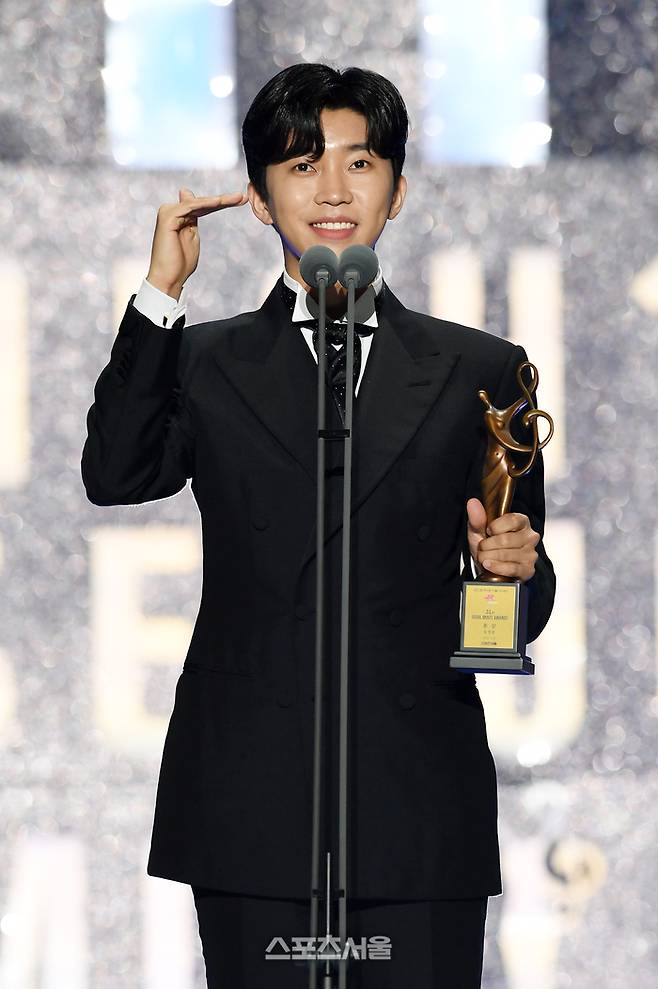 가수 임영웅이 고척스카이돔에서 열린 제31회 하이원 서울가요대상에서 본상을 수상한 뒤 소감을 밝히고 있다. 임영웅은 OST상, 트로트상에 이어 본상까지 3관왕을 차지했다. 사진 | 박진업기자 upandup@sportsseoul.com