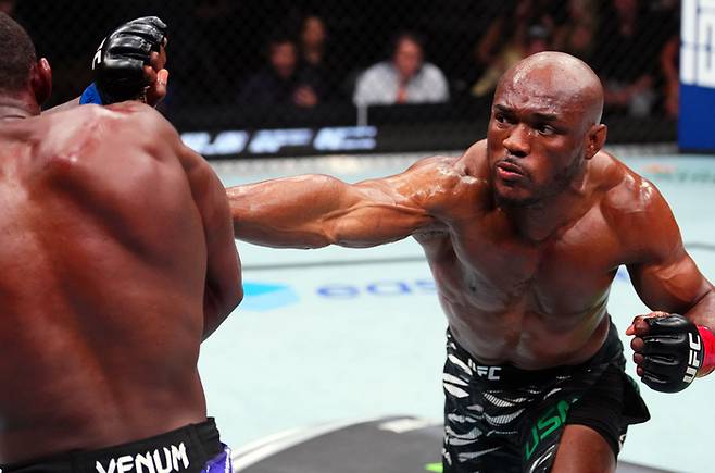 우스만이 버클리를 펀치로 공격하고 있다. 사진 | UFC