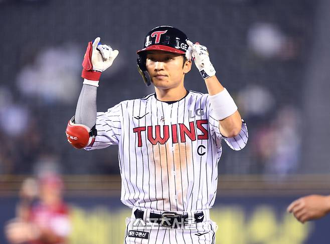 LG 박해민이 12일 서울 잠실구장에서 열린 2025 KBO리그 SSG와 경기 4회말 2사 안타를 친 후 세리머니를 하고 있다. 잠실 | 최승섭기자 thunder@sportsseoul.com