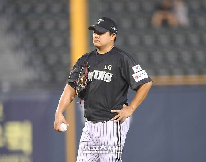 LG 장현식이 17일 서울 잠실구장에서 열린 2025 KBO리그 NC와 경기 5회초 무사만루 상대 권희동의 몸에 맞는 볼로 실점한 후 아쉬워하고 있다. 잠실 | 최승섭기자 thunder@sportsseoul.com