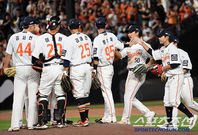 12일 대전 한화생명볼파크에서 열린 한화 이글스와 두산 베어스의 경기. 스윕에 성공한 한화 선수들이 기뻐하고 있다. 대전=박재만 기자 pjm@sportschosun.com/2025.06.12/