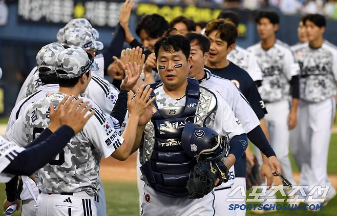 6일 잠실구장에서 열린 두산 베어스와 롯데 자이언츠의 경기. 승리한 두산 선수들이 기뻐하고 있다. 잠실=박재만 기자 pjm@sportschosun.com/2025.06.06/