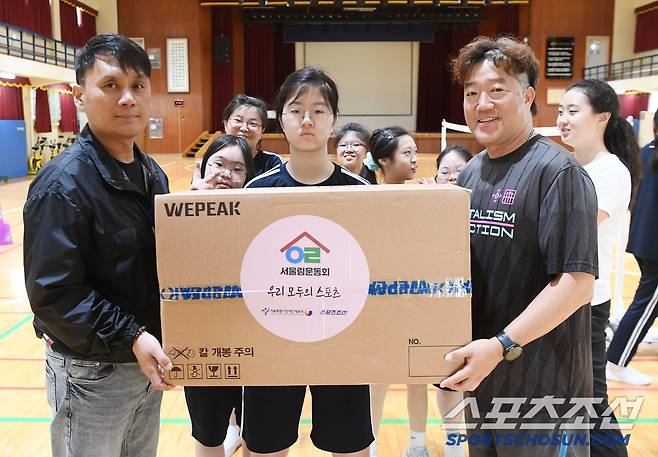 10일 서울 은평구 동명여자고등학교에서 서울림운동회 교구키트 전달식이 열렸다. 정지현 교감(왼쪽)과 조환우 체육교사가 학생과 함께 교구를 들고 있다. 정재근 기자 cjg@sportschosun.com/2025.6.10/