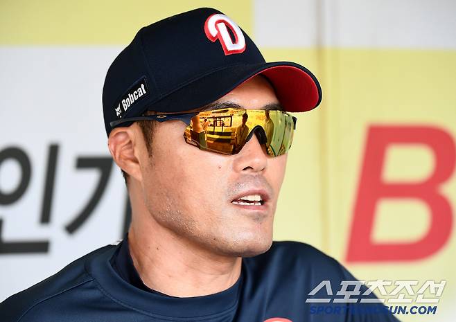 17일 대구 라이온즈파크. 두산 조성환 감독대행이 훈련을 지켜보고 있다