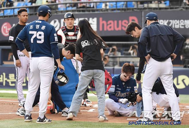 17일 잠실구장에서 열린 LG와 NC의 경기. 2회초 NC 박건우가 LG 에르난데스의 볼에 '헤드샷'을 당했다. 고통스러워하는 박건우. 잠실=송정헌 기자songs@sportschosun.com/2025.06.17/