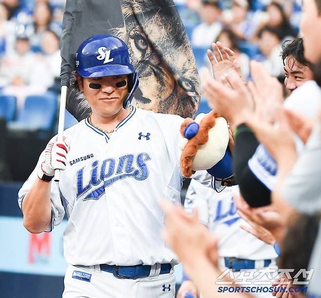 17일 대구 라이온즈파크에서 열린 두산-삼성전. 2회말 2사 3루 강민호가 투런포를 친 후 환영받고 있다. 대구=정재근 기자 cjg@sportschosun.com/2025.6.17/