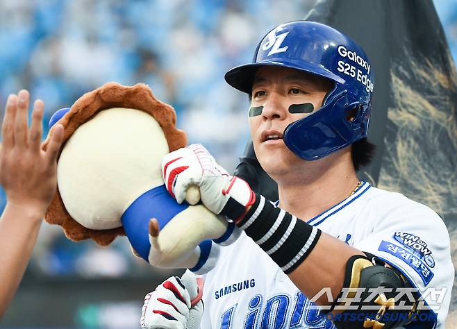 17일 대구 라이온즈파크에서 열린 두산-삼성전. 2회말 2사 3루 강민호가 투런포를 친 후 환영받고 있다. 대구=정재근 기자 cjg@sportschosun.com/2025.6.17/