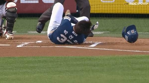 에르난데스의 투구에 맞는 박건우. ⓒMBC스포츠플러스 중계화면 캡처