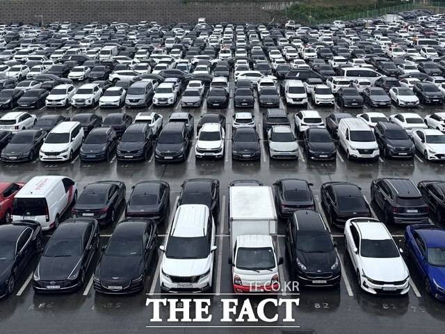 지난 16일 경기 안성에 위치한 롯데오토옥션 주차장에 경매 출품을 앞두고 약 1300대의 차량이 주차돼 있다. /황지향 기자