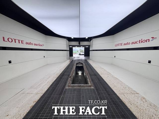 롯데오토옥션 차량 촬영동 내부. 촬영 스튜디오 천장과 벽면에 27대의 카메라가 설치돼 차량 외관을 동시에 촬영한다. 바닥에는 하부 촬영용 카메라도 마련돼 있다. /황지향 기자