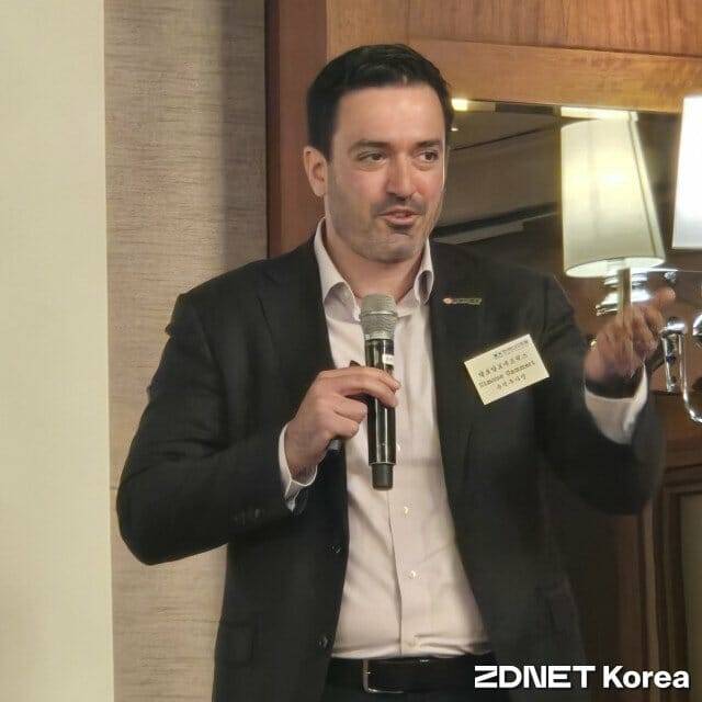 사이몬 개머리 팔로알토 수석부사장이 발표를 하고 있다.