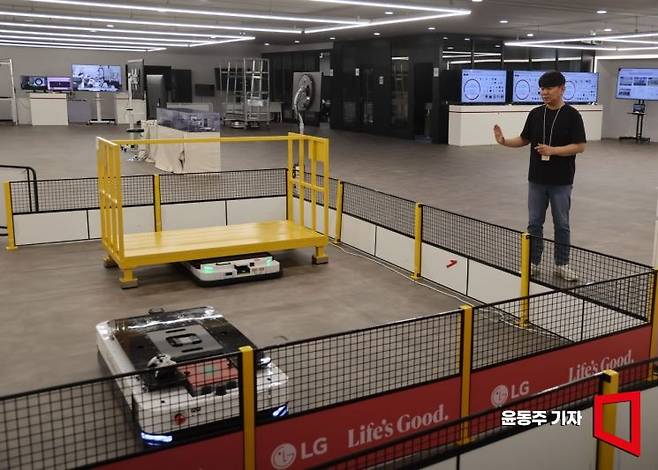 신준헌 LG전자 스마트팩토리 팀장이 경기도 평택 LG전자 생산기술원에서 저상형 오토가이디드 로봇에 대해 설명하고 있다. 윤동주 기자
