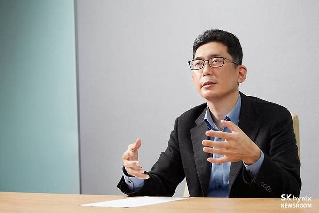 김영한 가우스랩스 대표가 AI를 활용한 반도체 제조혁신에 대해서 설명하고 있다. SK하이닉스