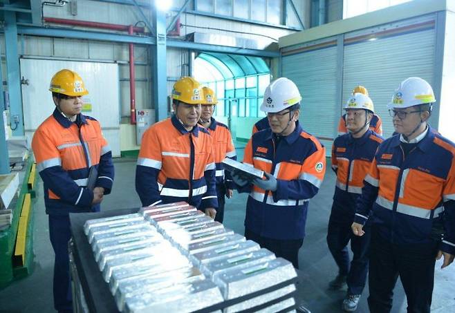 이제중 고려아연 CTO 부회장이 고려아연 온산제련소 내 인듐 공장을 찾아 생산된 제품을 확인하고 있다. 고려아연 제공