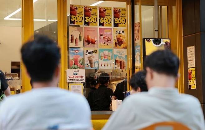 더본코리아의 커피전문점 빽다방이 아이스 아메리카노와 핫 아메리카노를 500원에 판매하는 할인 행사를 진행한 지난 10일 서울 시내의 한 빽다방 매장 모습. 연합뉴스