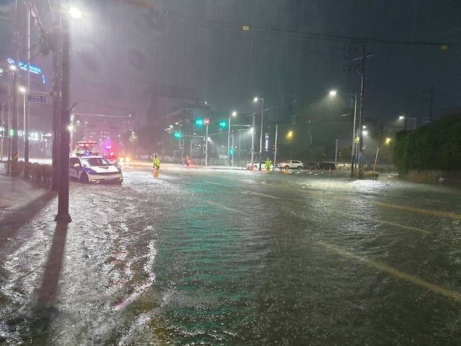 지난해 9월 침수된 부산 도로(참고사진)/사진:연합뉴스