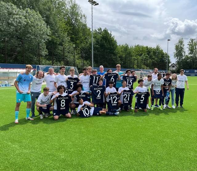 독일 분데스리가 클럽 VfL 보훔 1884의 양시영이 베스트팔렌리가 유스 리그 우승을 차지했다. 앞줄 세 번째에서 10번 셔츠를 들고 우승을 축하하는 양시영.