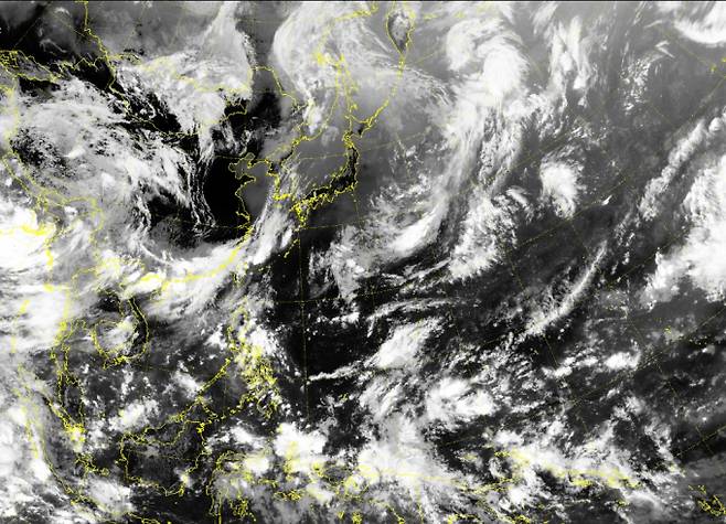 2025년 장마 ‘센놈이 온다’ 남부·중부 20일 시작...‘이젠 2025년 태풍이다’= 2025년 장마가 예년보다 일주일 빠르게 지난 12일 제주에서 시작한 가운데, 중부지방과 남부지방도 오는 20일께 장마기간에 들어갈 전망이다.우리나라 2025년 장마 시기가 예년보다 앞당겨지며, 이미 많은 비를 뿌렸다. 이에 2025년 장마기간 폭염과 폭우 등 기상 변화에 대한 관심이 높다. ⓒ기상청 자료