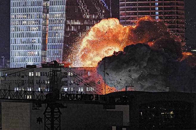 지난 13일 밤 이스라엘 텔아비브 중심가에 이란이 발사한 미사일이 떨어져 폭발하고 있다./AP 연합뉴스