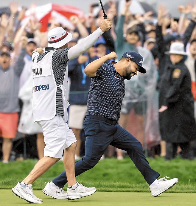 16일(한국 시각) 오크몬트 컨트리클럽에서 열린 125회 US오픈 골프 마지막 날 18번 홀에서 JJ 스폰(오른쪽)이 우승을 확정 짓고 자축하고 있다. /EPA 연합뉴스