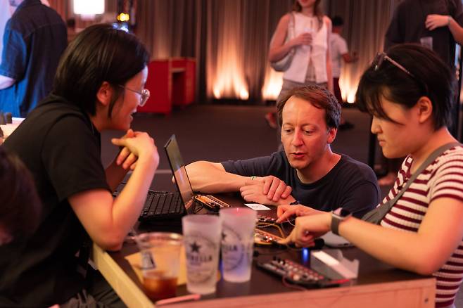 스페인 바르셀로나 피라 몬주익에서 열린 '소나르+D’ 행사에서 관객들이 한국 작가 '여성을 위한 오픈기술랩'의 작품을 체험하고 있다. /ⓒAndreu Picher García, 아트코리아랩 제공