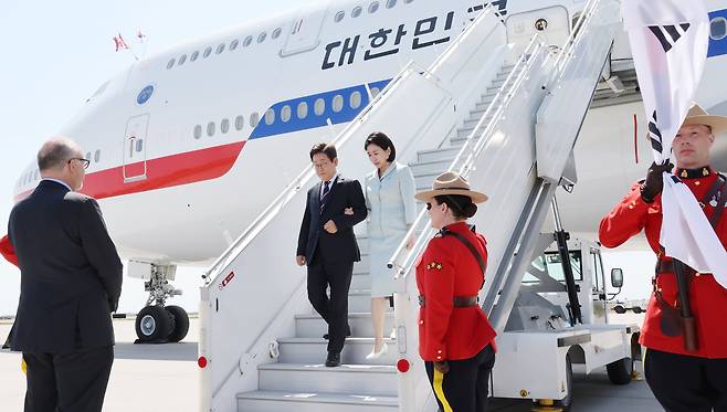 이재명 대통령이 16일(현지 시각) 캐나다 앨버타주 캘거리국제공항에 도착해 김혜경 여사와 공군 1호기에서 내리고 있다./뉴시스