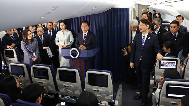 이재명 대통령이 16일 캐나다로 비행 중인 공군 1호기 안에서 가진 기자회견에서 질문에 답하고 있다./뉴시스
