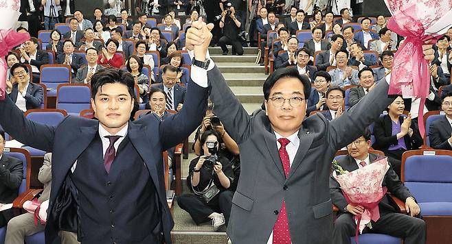 16일 국회에서 열린 국민의힘 의원총회에서 신임 국민의힘 원내대표 송언석(오른쪽) 의원이 김용태 비상대책위원장과 함께 두 팔을 들어 인사하고있다. /남강호 기자