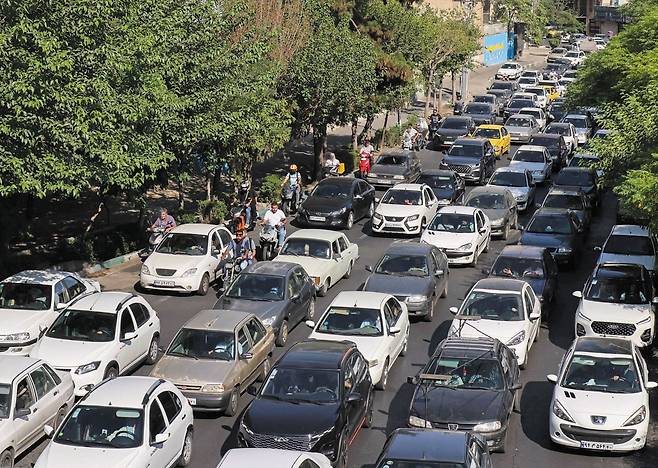 나들이 행렬 아닙니다… 테헤란 탈출하는 시민들 - 이스라엘의 공습 사흘째인 15일 이란 수도 테헤란 서부의 도로가 피란을 떠나는 차량으로 가득 차 있다. 이스라엘군이 군사 시설에서 에너지 시설, 경찰청, 외무부 등으로 공격을 확대하면서 이날까지 224명이 숨졌다고 이란 보건 당국이 밝혔다. /AFP 연합뉴스