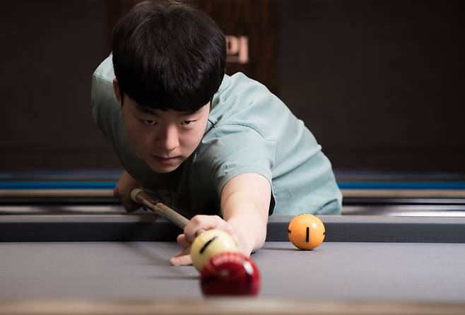 최근 서울 도봉구 개인 연습실에서 만난 김영원은 “친구들에게 ‘성공했다’며 연락이 많이 오는데, ‘아직 아닌데’라고 생각한다”고 말했다./ 고운호 기자