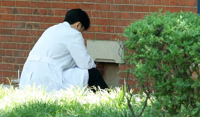 지난해 5월 14일 서울 시내의 대형병원에서 한 의료진이 휴식을 취하고 있다. /뉴스1