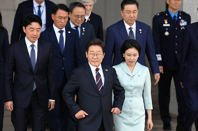 이재명 대통령과 부인 김혜경 여사가 캐나다에서 열리는 주요7개국(G7) 정상회의 참석을 위해 16일 오후 경기도 성남 서울공항을 통해 출국하고 있다. /뉴스1