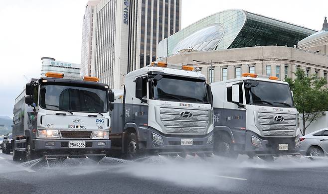 서울 중구 서울광장 앞에서 중구 관계자들이 살수차로 여름철 폭염 대비 도로 물청소를 하고 있다. /뉴스1