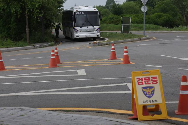 정부가 대북 전단 살포 예방 및 처벌 대책을 논의 중인 가운데 16일 오후 경기도 파주시 임진각 입구에 경찰 기동대가 대북 전단 살포 상황을 대비해 대기하고 있다. /연합뉴스