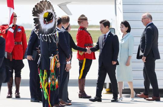 51차 주요 7개국(G7) 정상회의에 참석하는 이재명 대통령이 16일(현지시간) 캐나다 앨버타주 캘거리국제공항에 도착해 영접 인사와 악수하고 있다. 연합뉴스
