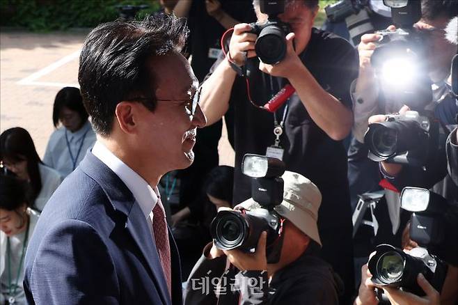 이재명 정부의 첫 국무총리로 지명된 김민석 국무총리 후보자가 지난 5일 오전 서울 종로구 금융감독원 연수원에 마련된 인사청문회 준비 사무실로 첫 출근을 하고 있다. ⓒ데일리안 홍금표 기자