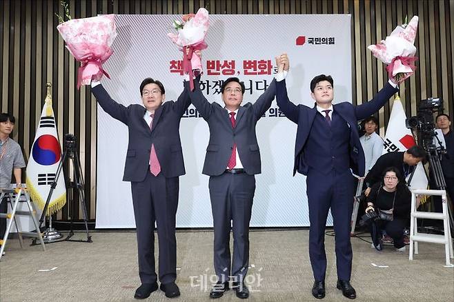 송언석 국민의힘 신임 원내대표가 16일 오후 국회에서 열린 2025 국민의힘 원내대표 선출 의원총회에서 권성동 전 원내대표, 김용태 비상대책위원장과 손을 들어올리고 있다. ⓒ데일리안 홍금표 기자