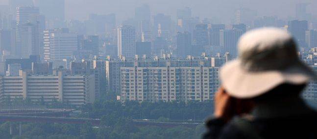 서울 성동구 응봉산에서 강남구 압구정동 현대아파트가 보이고 있다. ⓒ 뉴시스