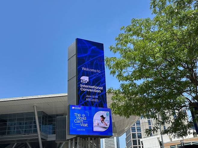 16일(현지시간) 미국 보스턴에서 열린 2025 바이오 인터내셔널 컨벤션 앞 전광판. ⓒ데일리안 이소영 기자