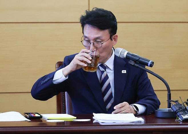 김민석 국무총리 후보자가 16일 서울 종로구 금융감독원 연수원에 마련된 청문회 준비단 사무실에서 열린 경제·민생 분야 부처 업무보고 도중 물을 마시고 있다.뉴스1