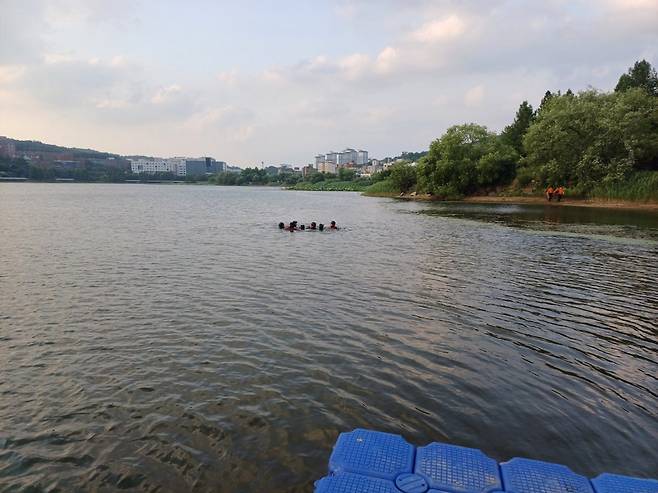 16일 오후, 충남 천안 천호지에서 20대 여성이 물에 빠져 숨지는 사고가 발생해 구조대가 수색 작업을 진행하고 있다. / ⓒ뉴시스