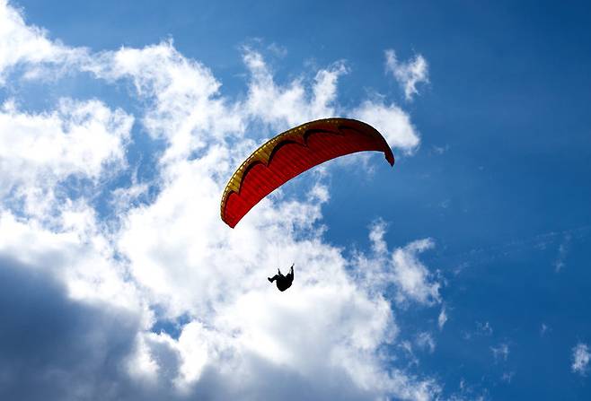 영국에서 스카이다이빙 체험 도중 40대 여성과 강사가 추락해 숨졌다. 사고 당시 낙하산이 제대로 작동하지 않은 것으로 알려졌으며, 현지 경찰과 협회가 경위를 조사 중이다. 기사와 관련 없는 이미지. 게티이미지뱅크