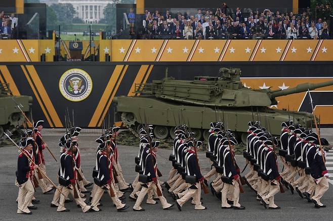 독립전쟁 당시 군복을 입고 행진하는 병사들. 워싱턴=AP 뉴시스