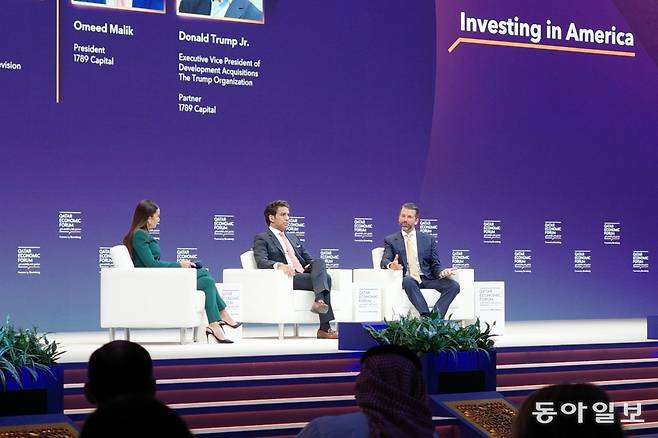 21일 카타르 수도 도하에서 열린 카타르경제포럼 무대에 오른 트럼프 주니어(오른쪽). 도하=이지윤 기자 asap@donga.com