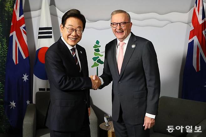 주요 7개국(G7) 정상회의 참석차 캐나다를 방문한 이재명 대통령이 16일(현지 시간) 캘거리 한 호텔에서 열린 한-호주 정상회담에서 앤서니 앨버니지 호주 총리와 악수하고 있다. 캘거리=송은석 기자 silverstone@donga.com