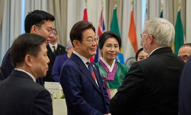 김원집 외교부 서기관이 이 대통령 옆에서 통역 업무를 수행하고 있다. 캘거리=송은석 기자 silverstone@donga.com