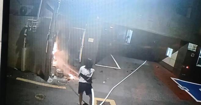 지난달 30일 새벽시간 한 시민이 가스 배관 옆 화재를 목격한 뒤 옥내 소화전으로 불을 끄고 있다. 사하소방서 제공