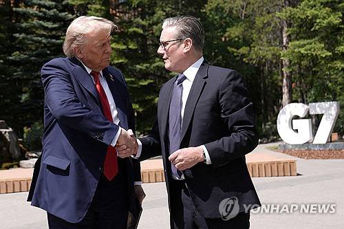 트럼프 미국 대통령(왼쪽)과 키어 스타머 영국 총리가 16일(현지시간) G7 정상회의가 열리는 캐나다 카나나스키스에서 만나 악수하고 있다. 로이터 연합뉴스
