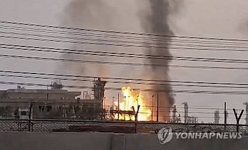 이스라엘 드론 공격을 받은 이란 사우스파르스 유전의 정제공장. 이란 국영 IRIB 방송 제공. AP 연합뉴스